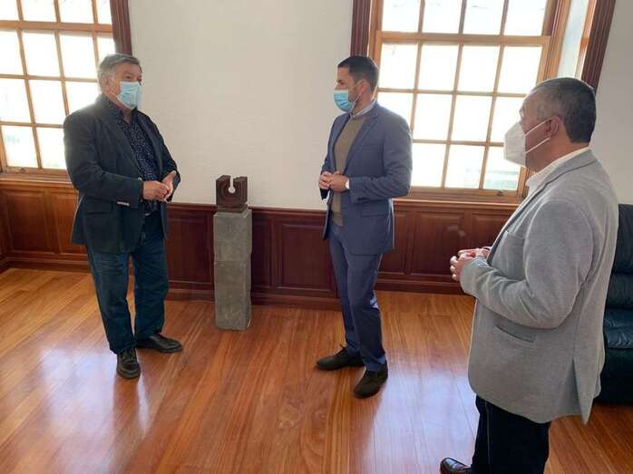 El artista con el alcalde y concejal de Medio Ambiente/TA.